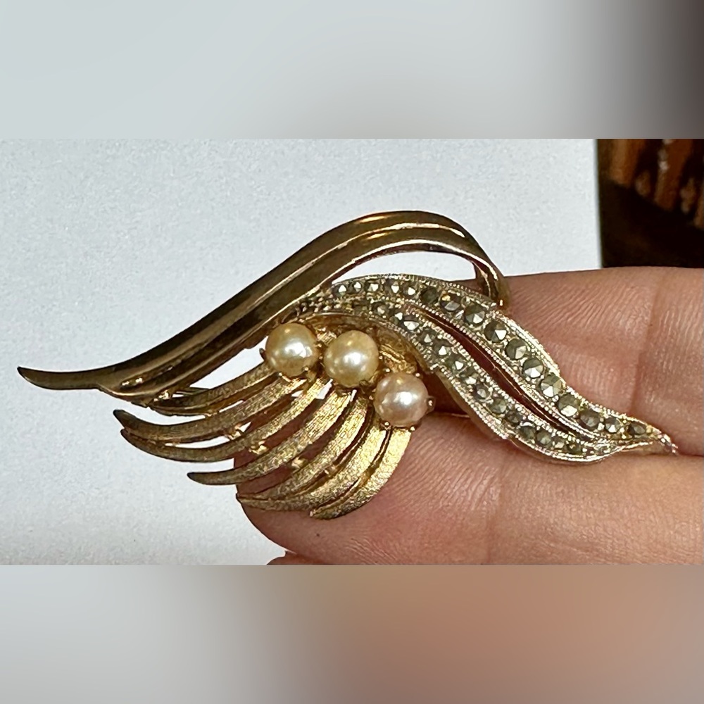 ⚜️VINTAGE⚜️ 1950’s Gold Tone Brooks 3 Pearl & Marcasite Brooch